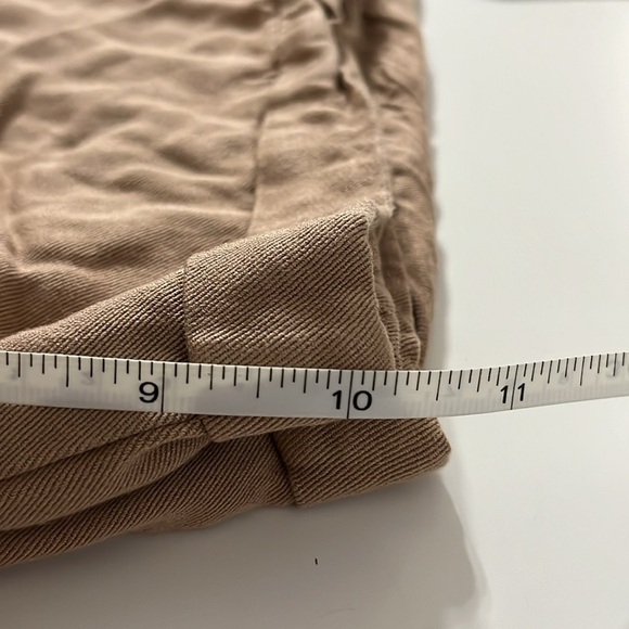 Forever 21 tan shorts, front pockets with zippers elastic waistband size medium - Picture 9 of 9